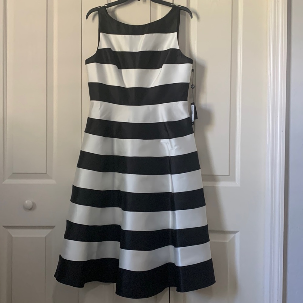 Adrianna Papell Dress. Black/Ivory